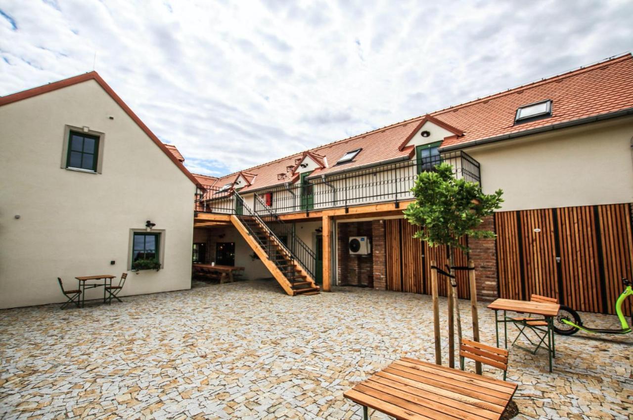 Penzion A Bistro Stary Kopec Зноймо Экстерьер фото